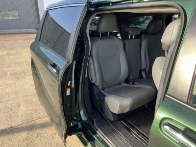 2022 Toyota Sienna XLE 8 Passenger