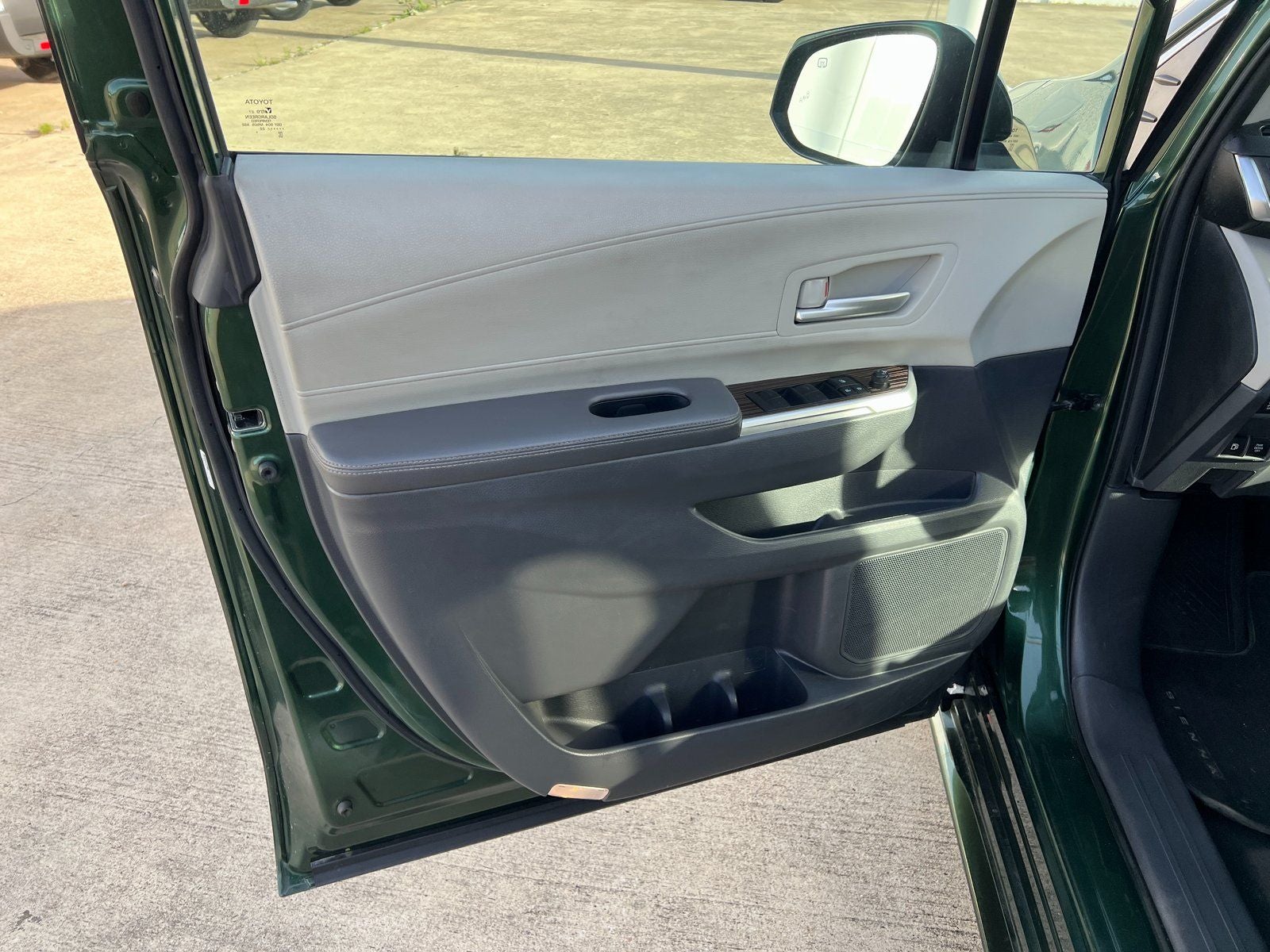 2022 Toyota Sienna XLE 8 Passenger